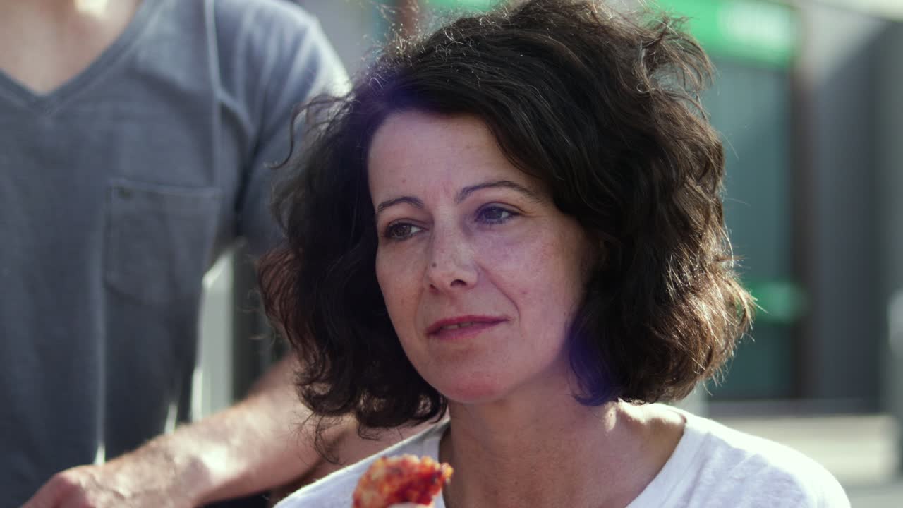 вырезанный снимок друзей, едущих пиццу