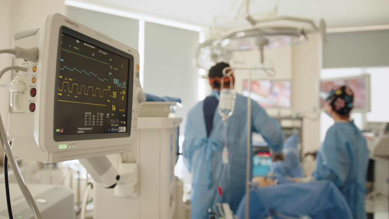 Scena in sala operatoria con personale medico e attrezzature