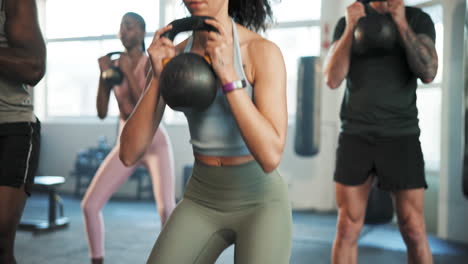 Mujer-De-Gimnasio,-Sentadilla-Con-Pesas-Rusas