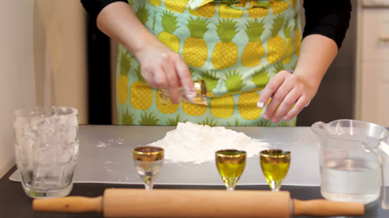 반죽에 마늘가루 뿌리기