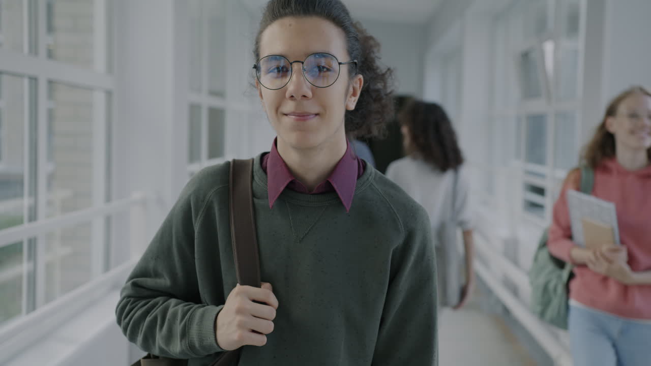 estudiante en el pasillo de la escuela