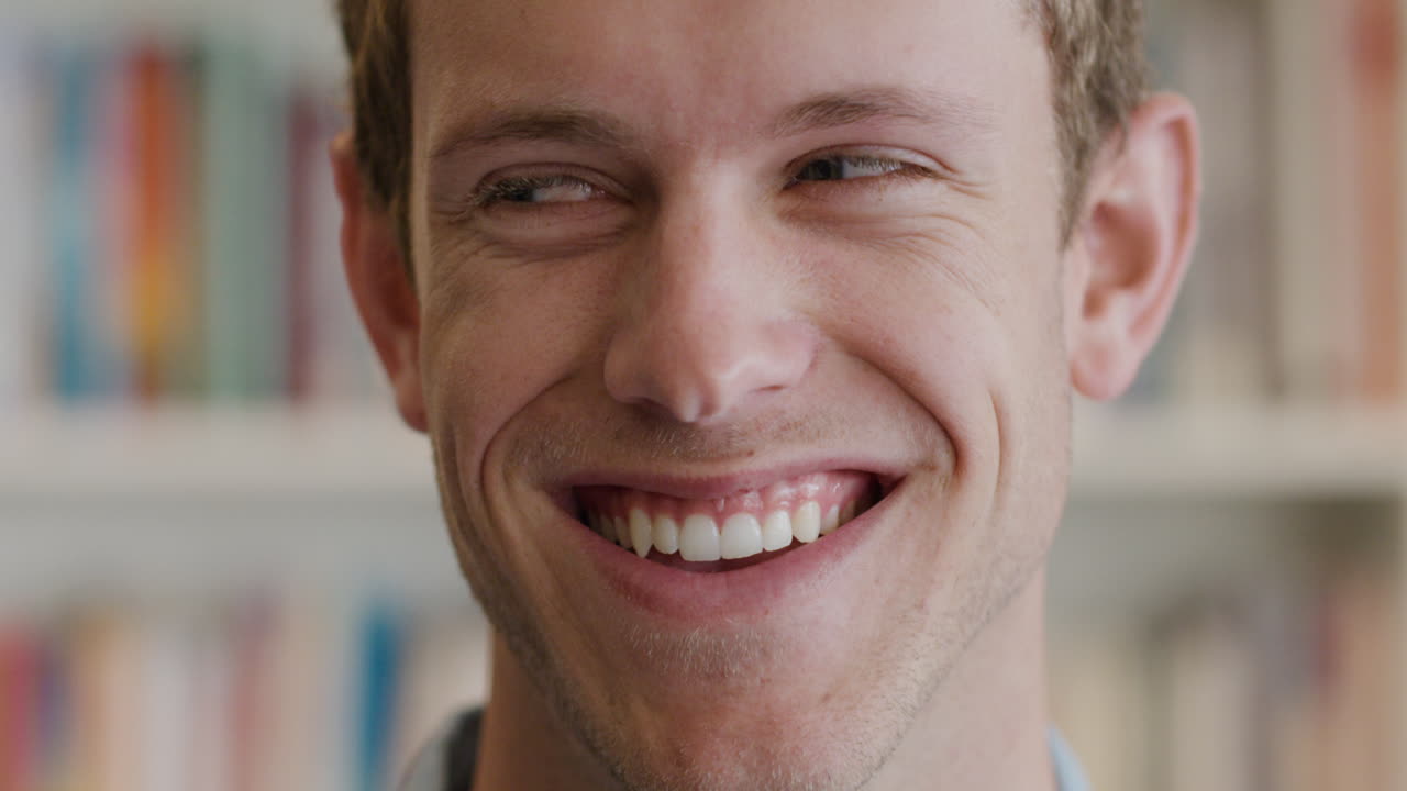 retrato de un joven estudiante sonriendo beacuse del éxito en la educación