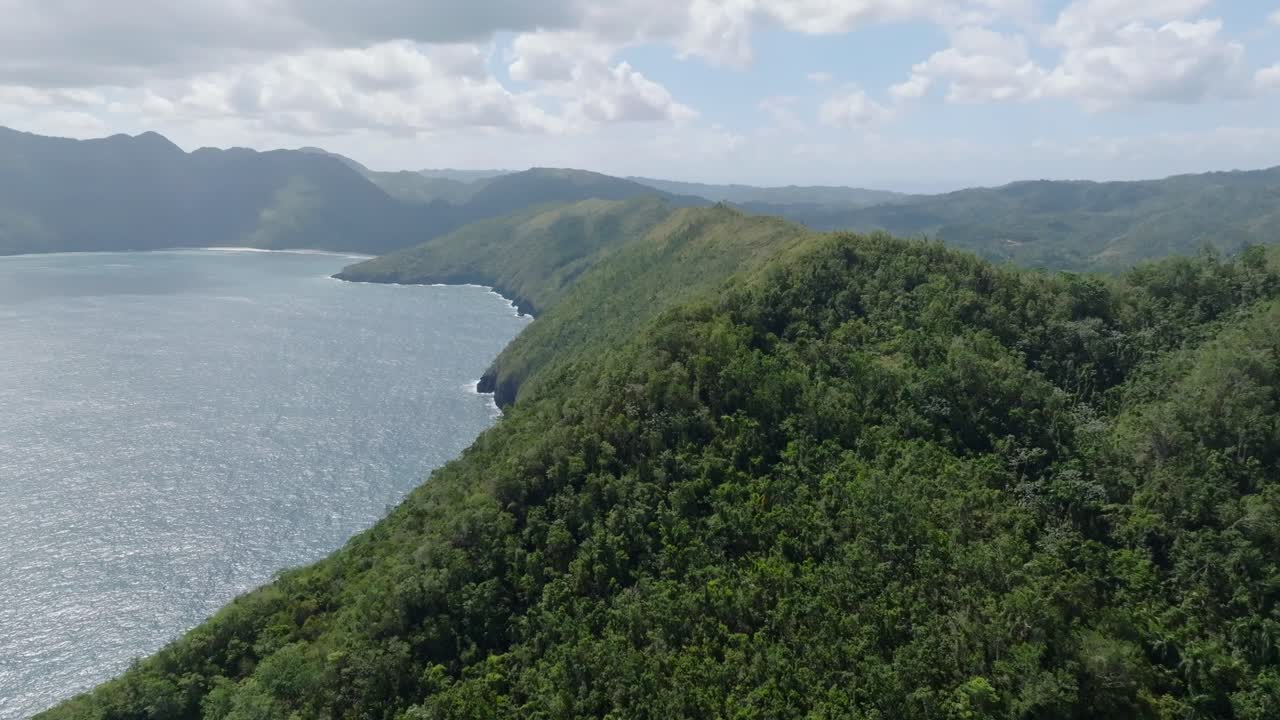 vista aérea hacia adelante del exuberante promontorio y bahía de loma papa gorda, samaná, república dominicana