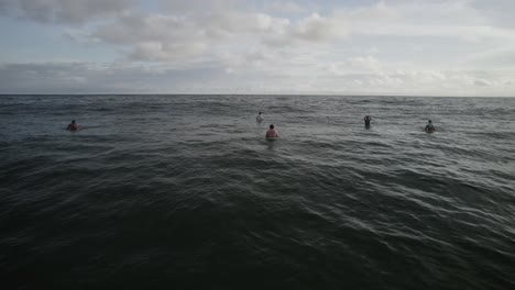 surfistas mirando hacia las olas en la playa de santa teresa en costa rica