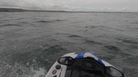 POVC-Aufnahme-Eines-Jetski-Fahrers,-Der-Durch-Die-Unruhigen-Wellen-Vor-Der-Küste-Von-Newquay-Rast