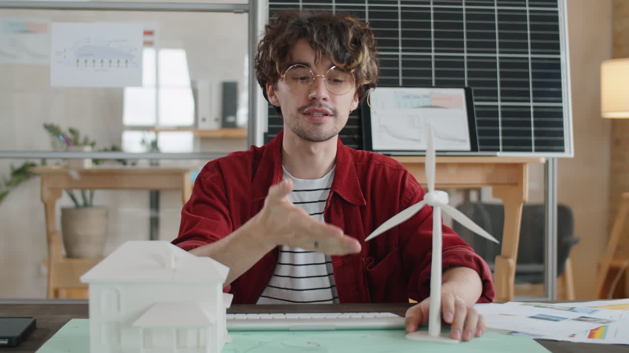 ingeniero presentando un proyecto de energía renovable en una videollamada
