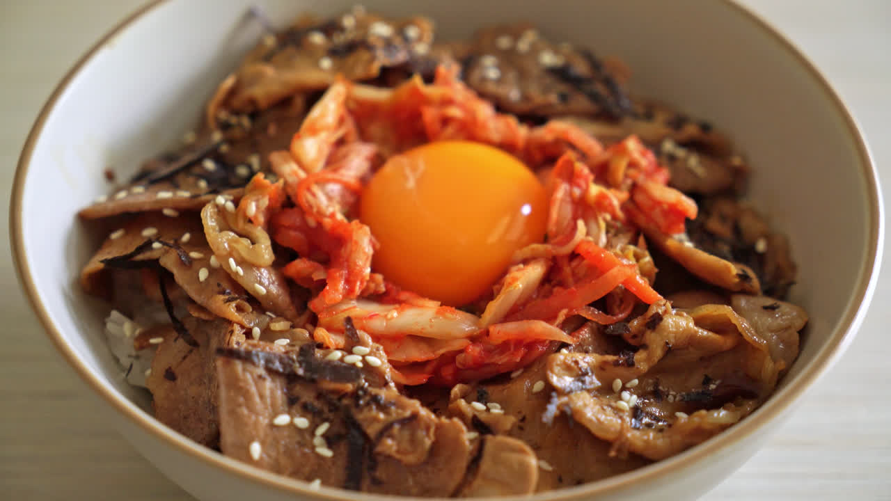 김치와 한국식 절인 계란을 곁들인 돼지고기 불고기 덮밥 - 한국 음식 스타일