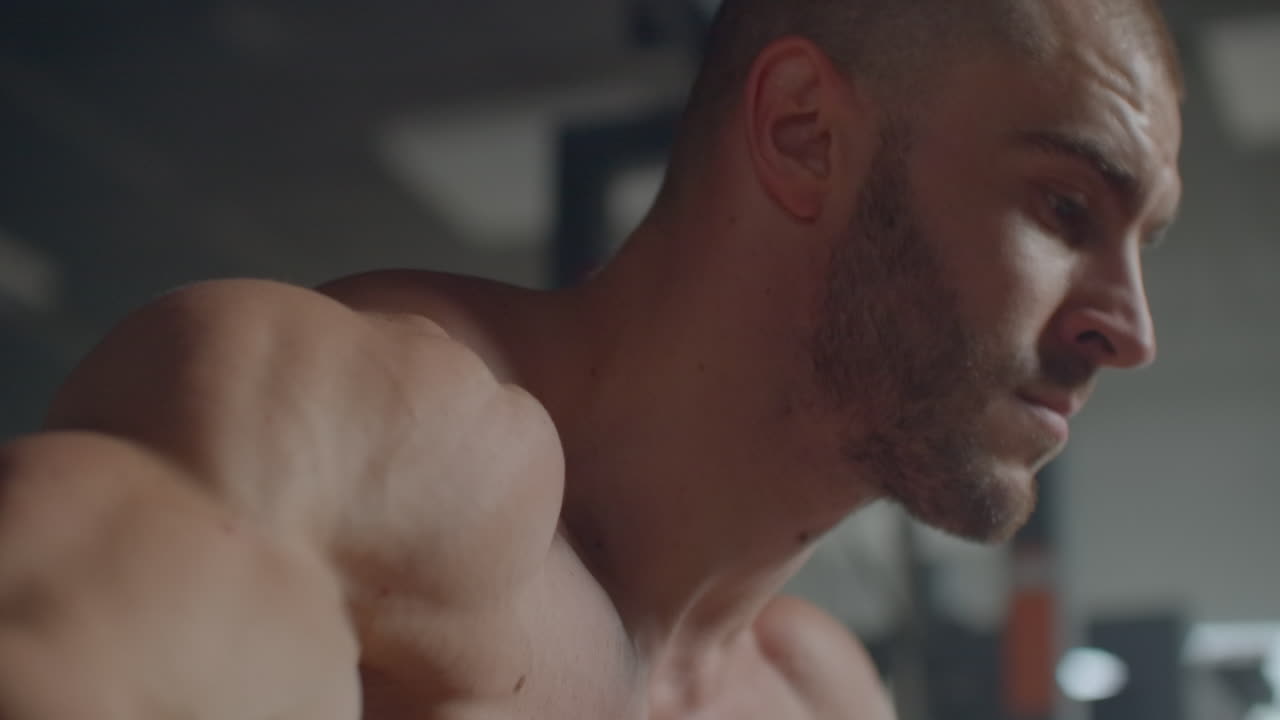 체육관에서 케이블 크로스오버 운동을 하는 젊은 남성 체육관에 케이블을 고 있는 남자 체조 운동을 하는 남자 체육관의 케이블과 함께 기계에서 가을 위해 무거운 무게 운동을 하는 예쁜 근육 체력 보디빌더