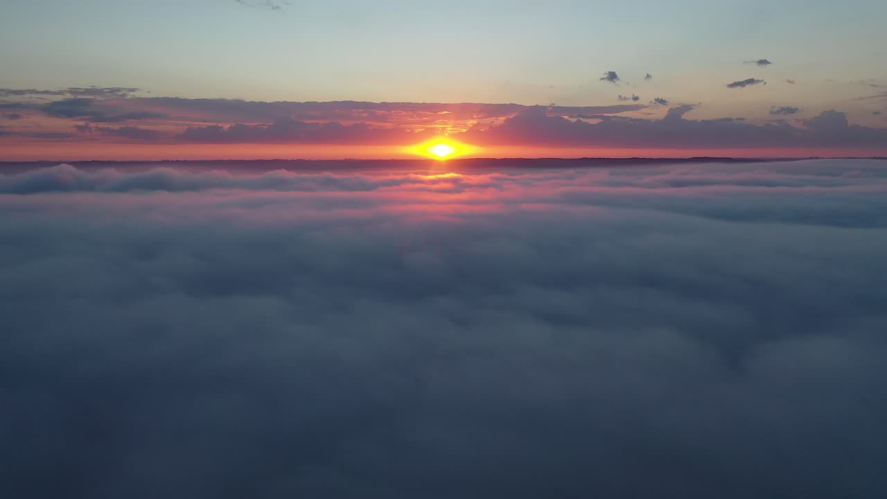 el amanecer o el atardecer sobre un mar de nubes