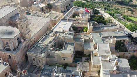 volando alto sobre la ciudad fortaleza mdina de malta revelando el paisaje y el horizonte en el fondo