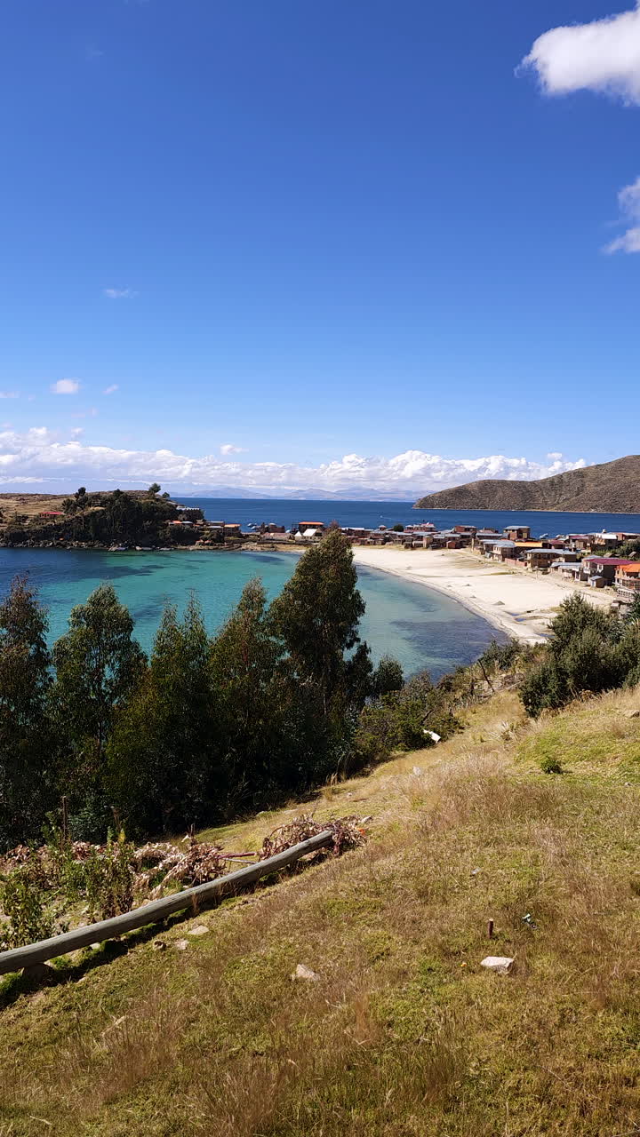 Vivi la tranquillità di Playa Ch'allaxa sull'Isola del Sole. Questo video cattura le acque limpide e turchesi, i paesaggi mozzafiato e la serena vita da spiaggia di questo bellissimo paradiso boliviano.