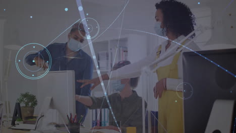 animación de la red de conexiones entre diversos colegas con máscaras faciales que trabajan en la oficina creativa
