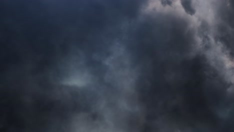 Rayo-De-4k-En-Un-Cielo-Oscuro-Cumulonimbus