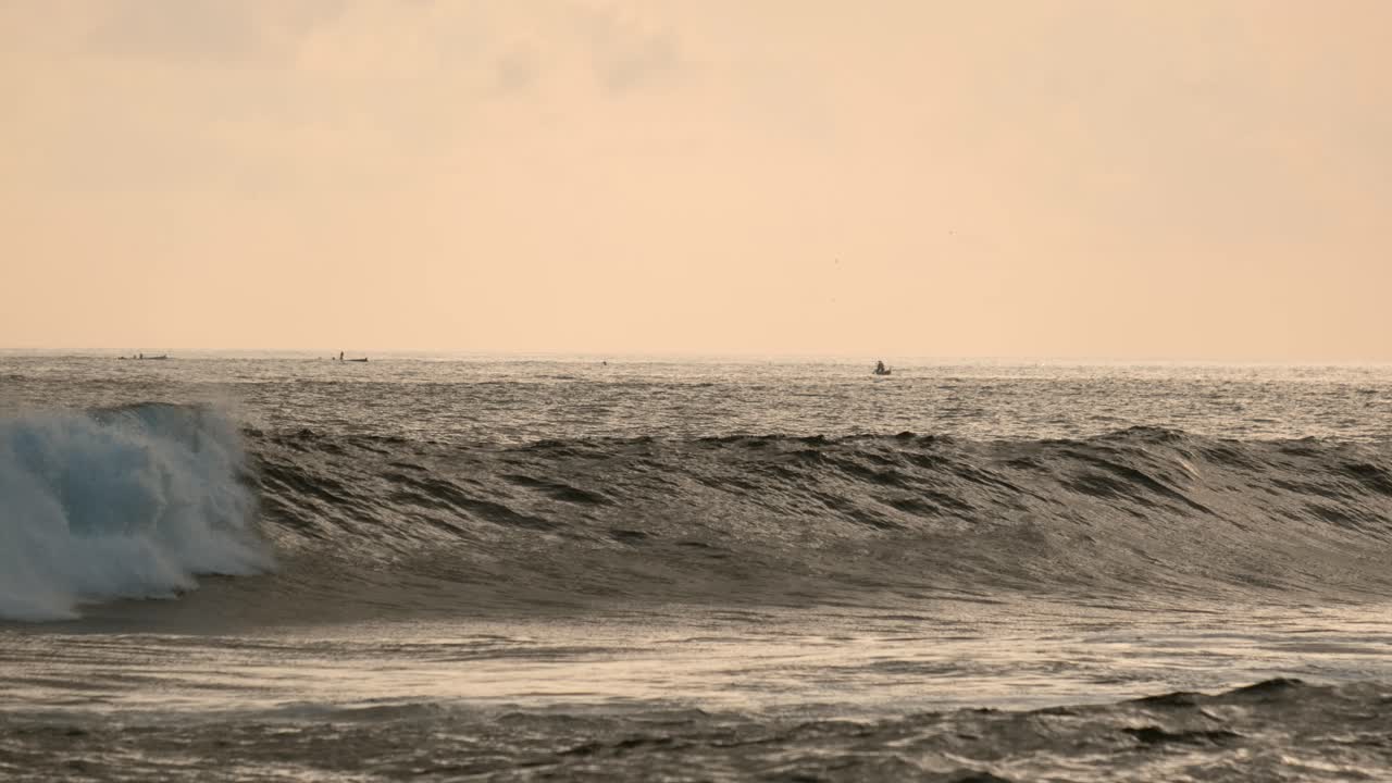 일몰 동안 쿠타 롬복(kuta lombok) 근처의 세게르(seger)의 암초와 파도에 대한 전망