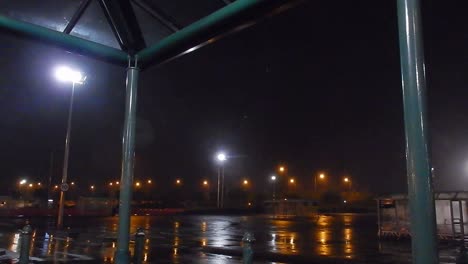 tormenta francis lloviendo lluvia torrencial que sopla viento ventoso a través del aparcamiento de la tienda de compras británica por la noche