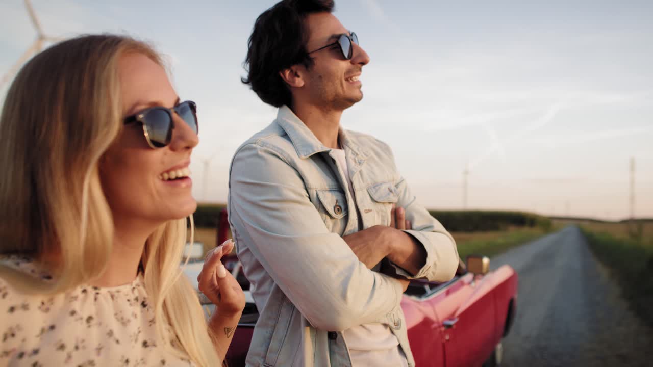 자동차 여행 중 데이트의 비디오.