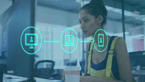animación de procesamiento de datos estadísticos contra mujeres biraciales usando una computadora en la oficina