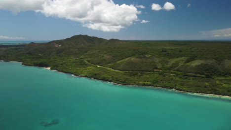 Aerial-panning-view-of-beautiful-coastline-on-Isle-of-Pines