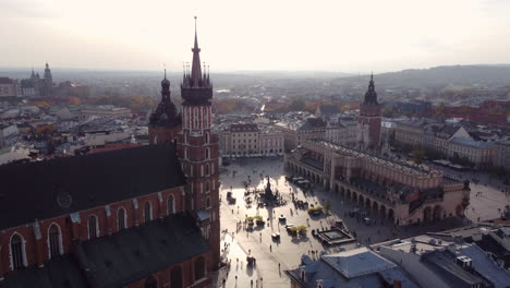 plaza del mercado histórico de cracovia, retroceso aéreo, puesta de sol de la hora dorada