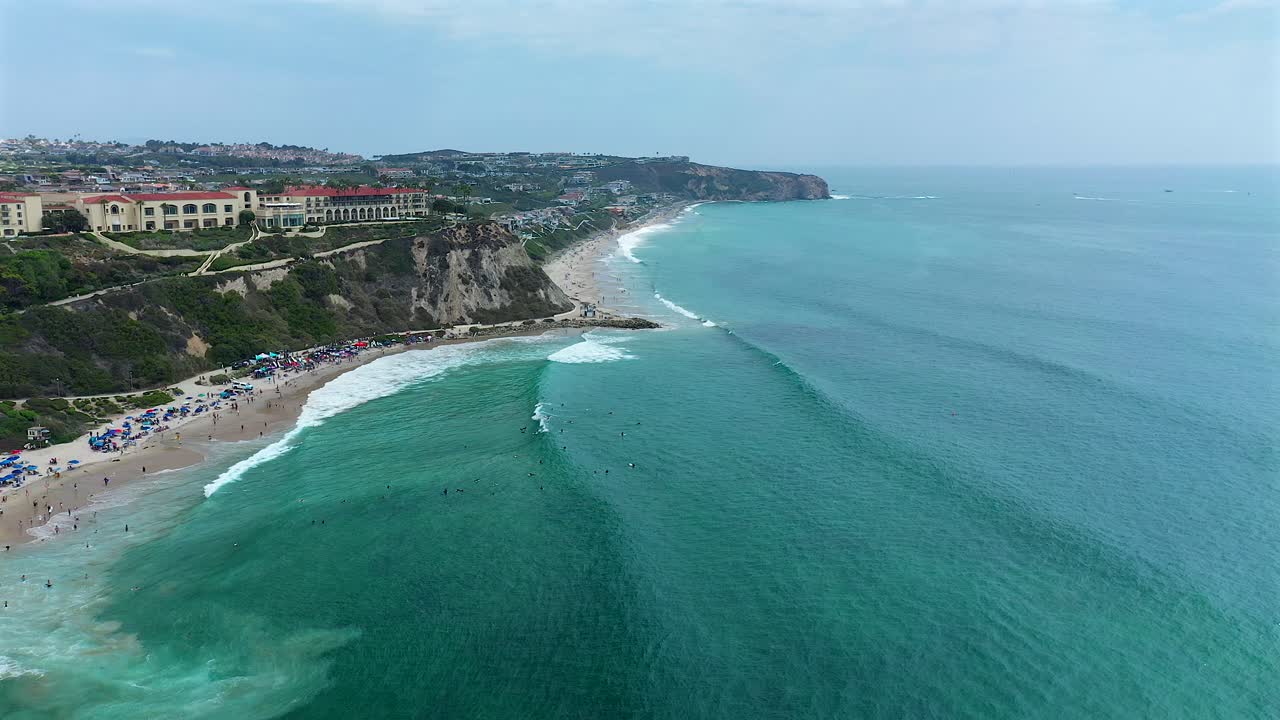 캘리포니아주 다나 포인트에 있는 리츠 칼튼 아래 솔트 크릭 해변으로 밀려드는 파도의 공중 전망