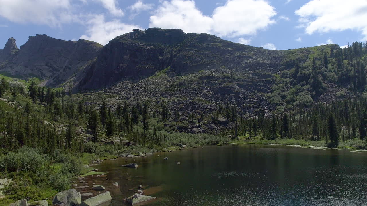 산들 사이의 호수