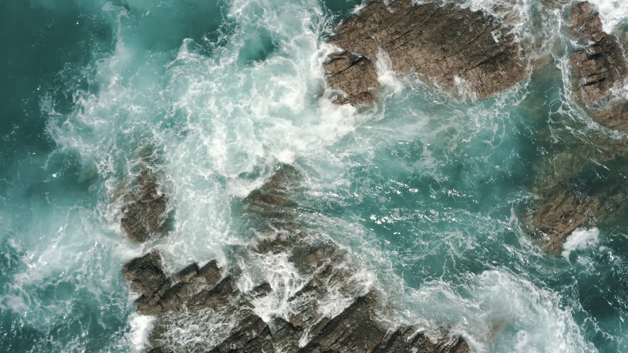 Vista aerea dall'alto con drone delle onde che si infrangono sugli scogli nell'oceano della Costa Rica