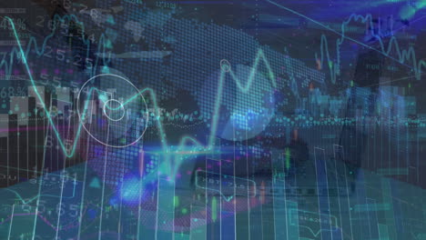 animación de procesamiento de datos hombre caucásico usando computadora portátil
