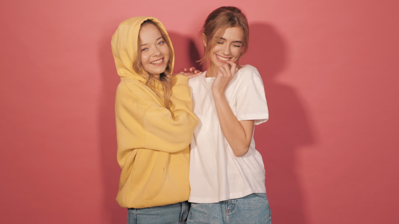 dos mujeres jóvenes posando juntas