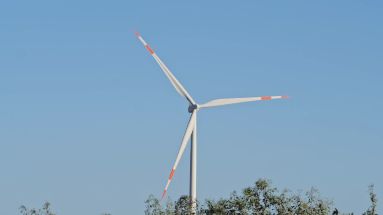 푸른 하늘에 대 한 하나의 풍력 터빈