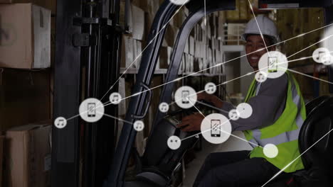 trabajador de almacén que opera una carretilla elevadora, dispositivos conectados animación sobre fondo industrial