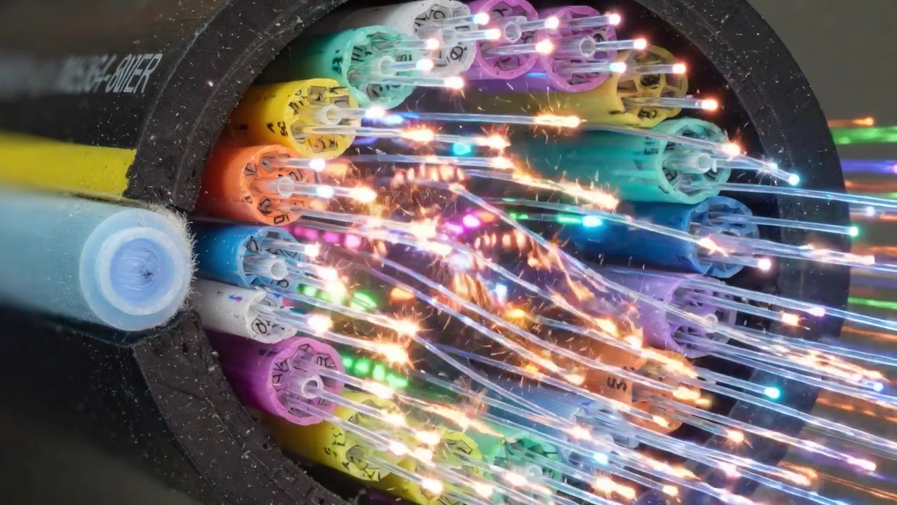 Nærbilde av fiberoptiske kabler som overfører data med glødende lyspulser
