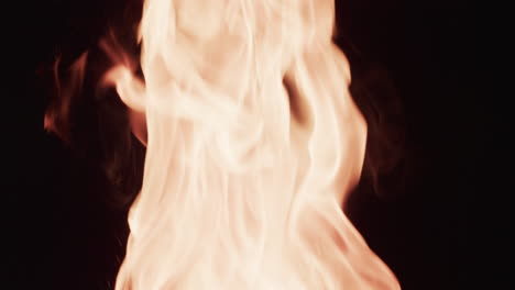 video de llamas de fuego amarillas y espacio de copia en fondo negro