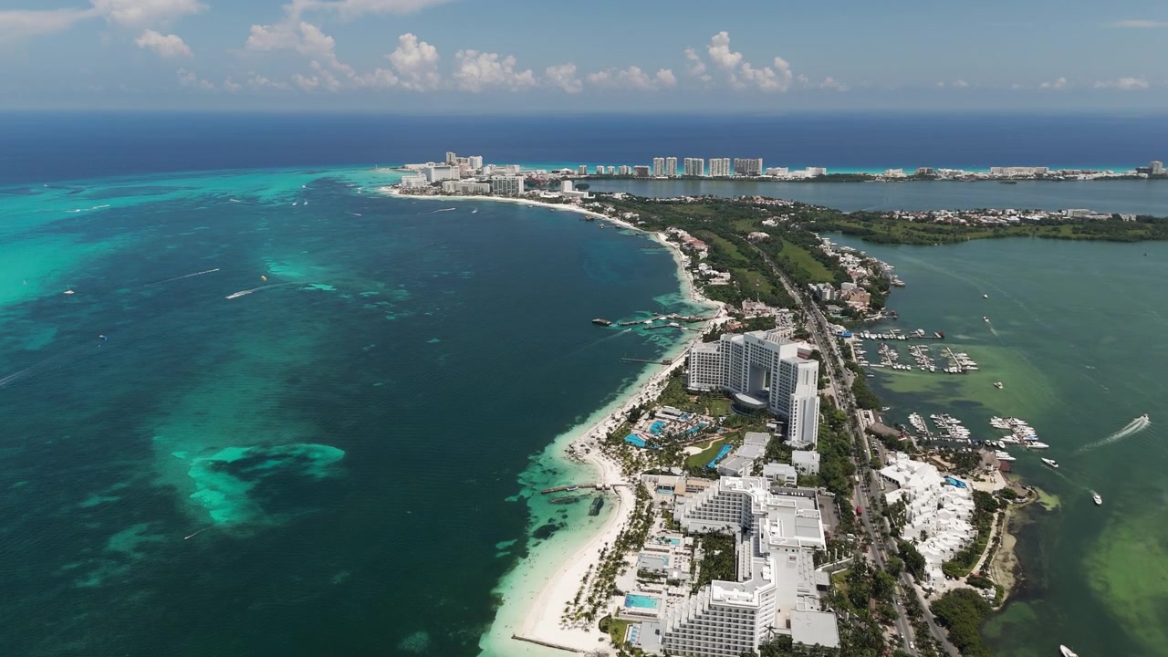 Vista aerea della costa della zona alberghiera di Cancun con oceano turchese, Messico