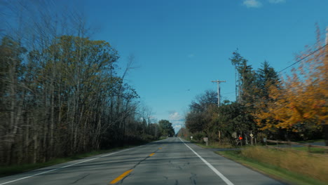 Vista-POV:-Conduciendo-En-Un-Típico-Suburbio-Americano