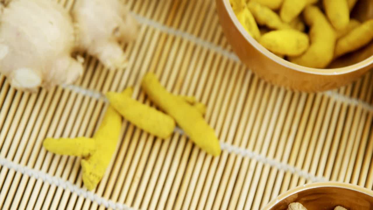 4k 대나무 placemat에 생강과 커르메릭 스틱