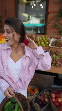 mujer comprando frutas y verduras en un mercado