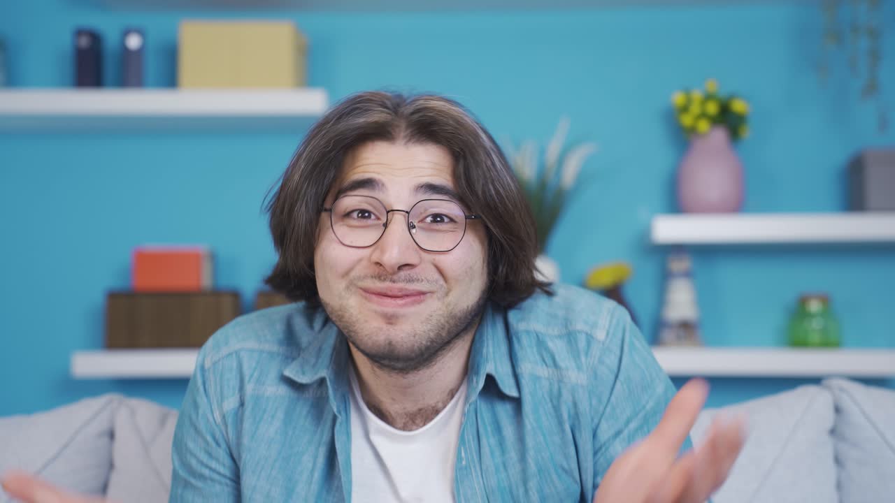 retrato de un joven tímido y nerd.