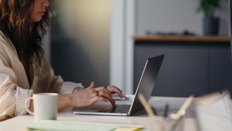 mujer trabajando en computadora portátil