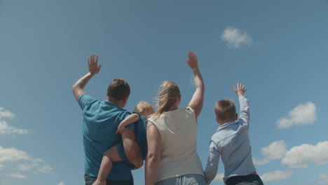 Gern-Geschehen,-Familie,-Die-Das-Flugzeug-Begrüßt