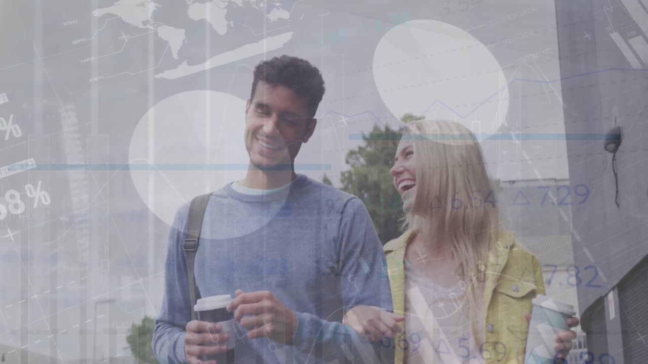 animación del procesamiento de datos financieros sobre una pareja caucásica caminando por la ciudad.