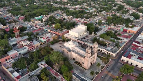 Blick-Auf-Die-Stadt-Valladolid-Yucatan-Luftdrohne-Fliegt-über-Der-Kolonialkirche-Mexikanische-Tour-Reiseziel-Halbinsel