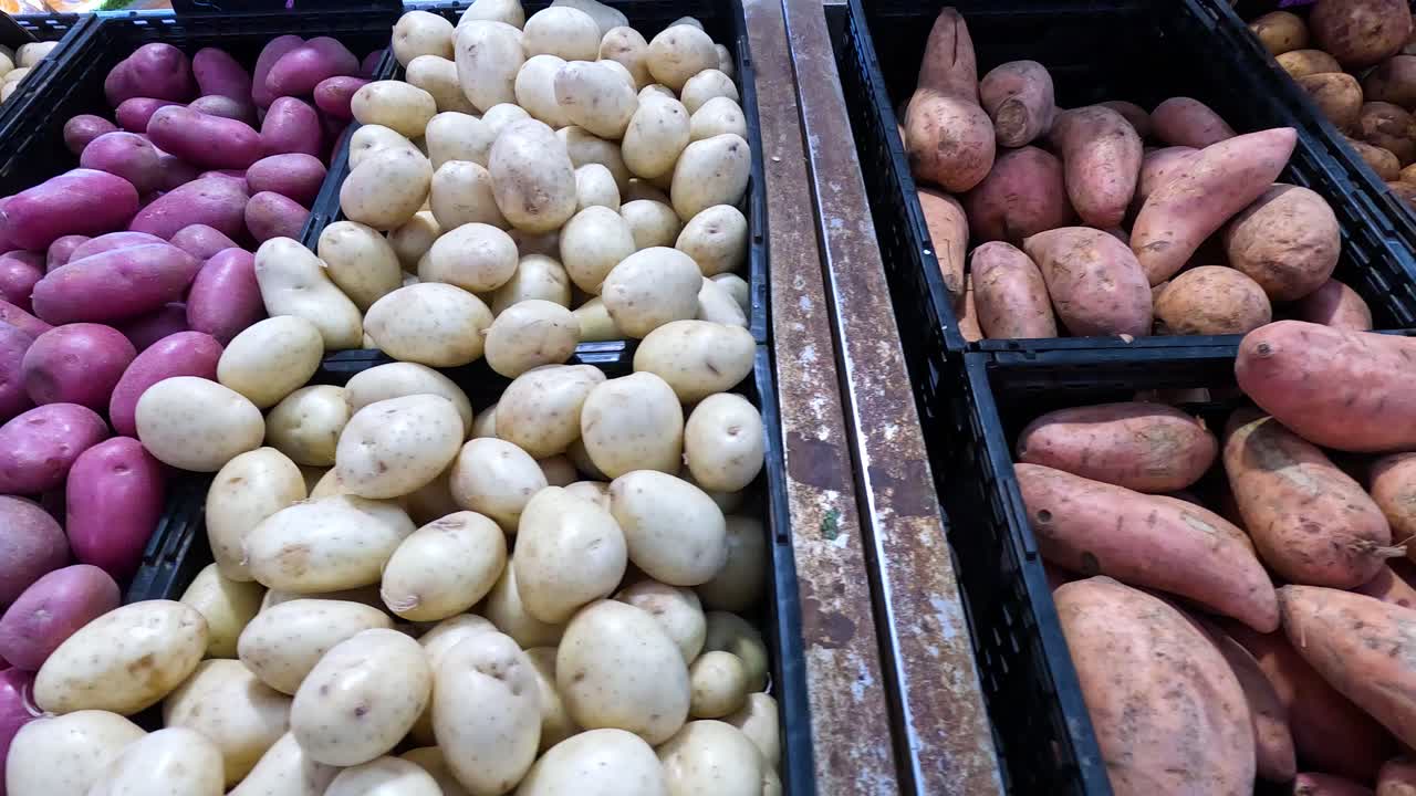 varias verduras expuestas en el mercado de la reina victoria