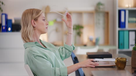 Una-Mujer-Con-Exceso-De-Trabajo-Cierra-La-Computadora-Portátil-Y-Parece-Pensativa