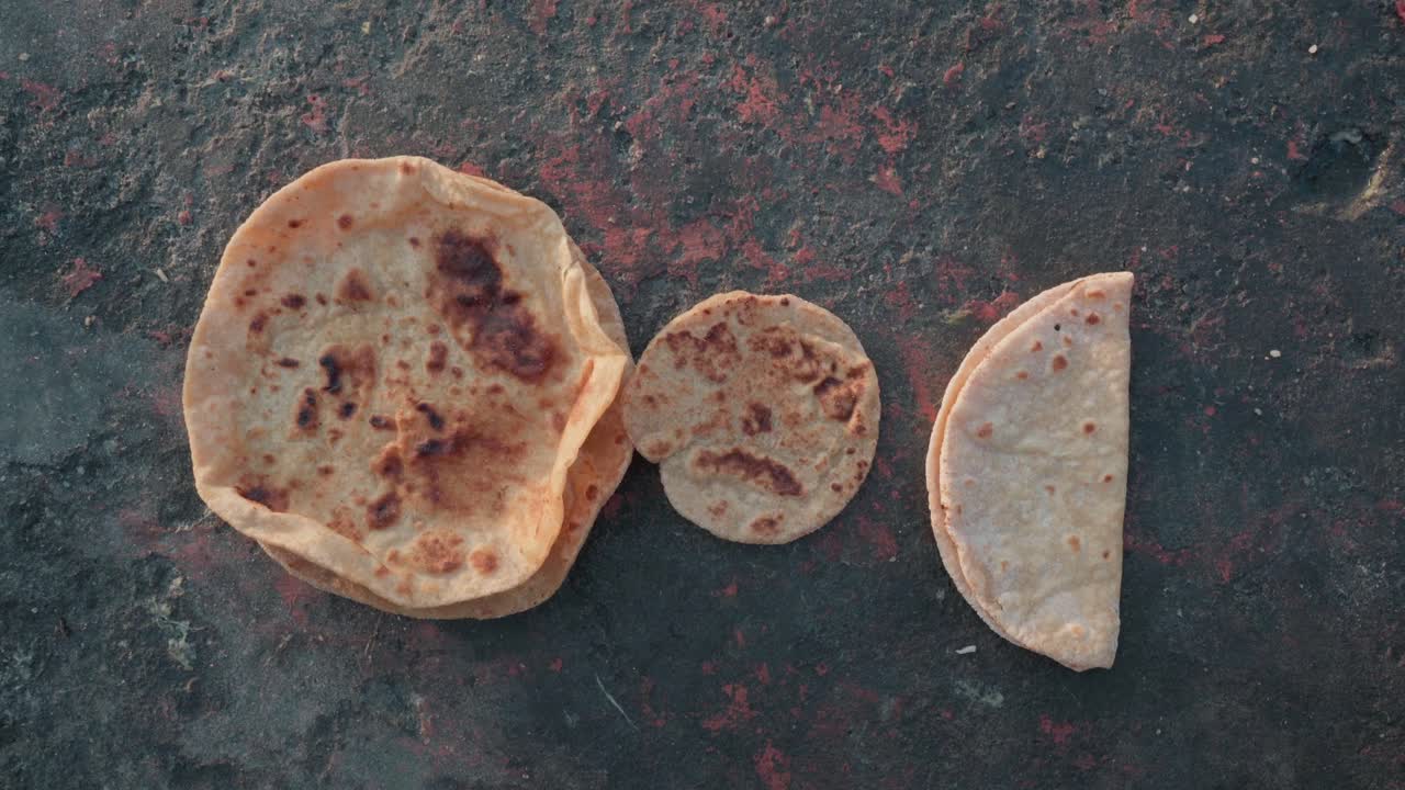 Chapati lasciati sulla strada per sfamare cani randagi e uccelli