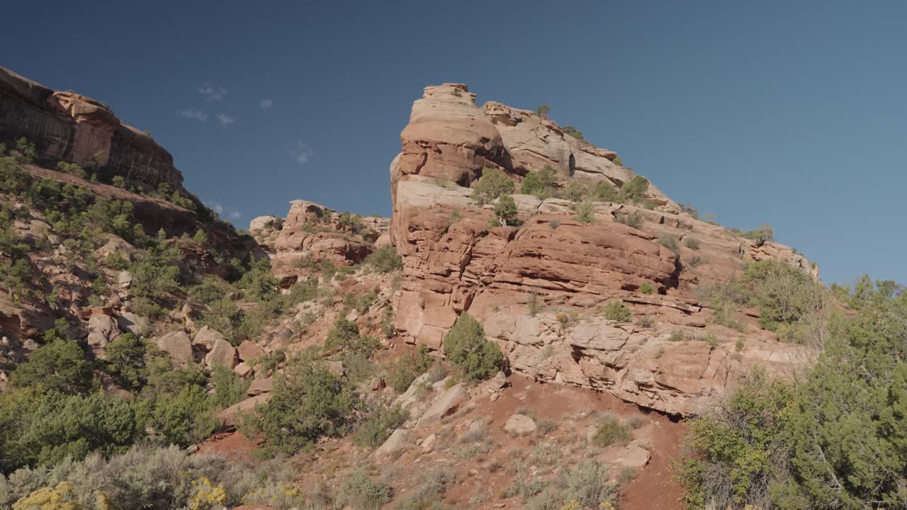 사막 풍경과 은 바위 형태