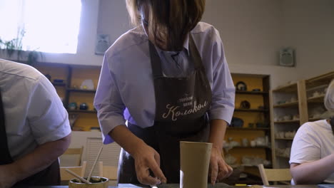 mujeres aprendiendo cerámica