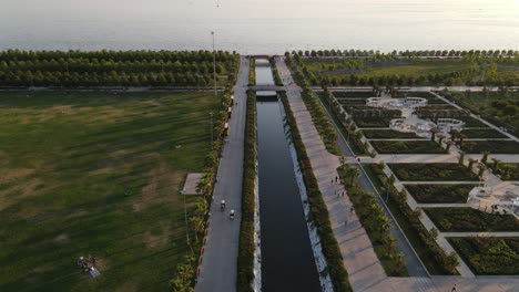 Vista-Aérea-Del-Parque-Al-Atardecer-Junto-Al-Mar-1