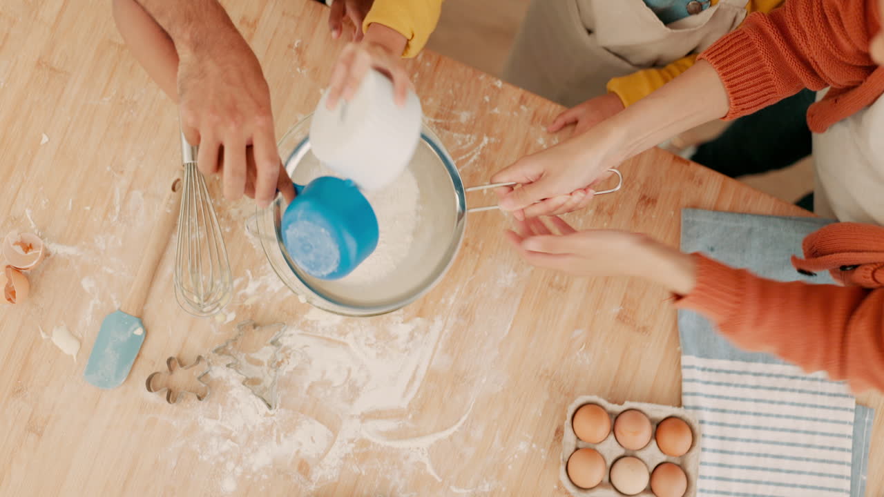 Pandangan atas, keluarga, dan tepung terigu untuk memanggang di dapur