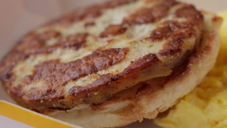 hamburguesa de salchicha dentro de panes marrones suaves, comida rápida de dedos lista para comer