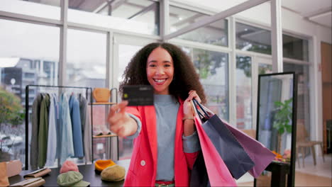 tarjeta de crédito, mujer y bolsa de compras en retrato